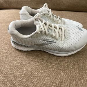 Brooks Women’s 7.5 white adrenaline GTS XX shoes